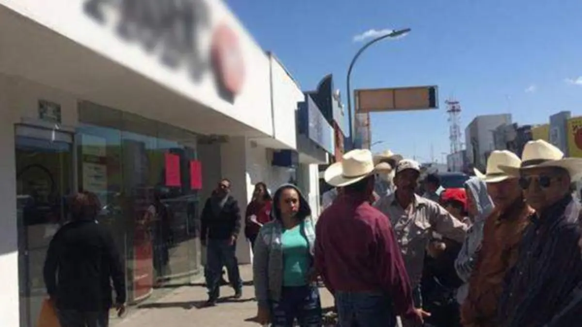 1 HSBC regresa 700 mil pesos a 3 clientes ... Foto de la toma del banco a principios de abril